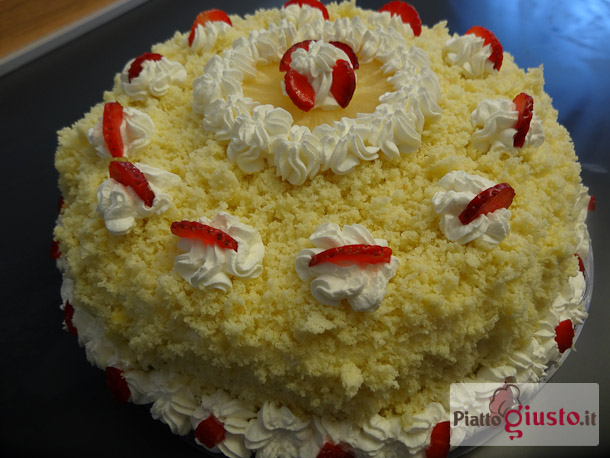 Torta mimosa con fragole