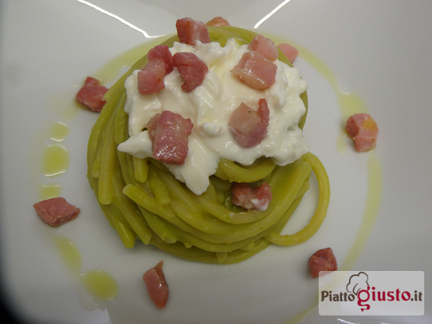Spaghetti con crema di fave fresche, pancetta e burrata