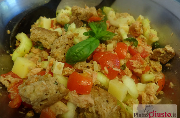 Panzanella con pane integrale, tonno e olive