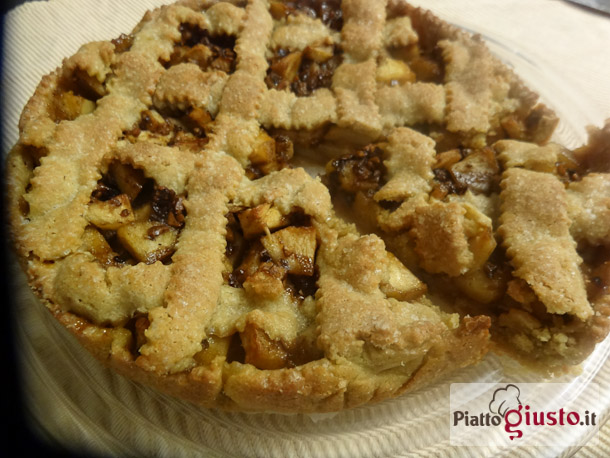 Crostata integrale di mele e nocciole caramellate