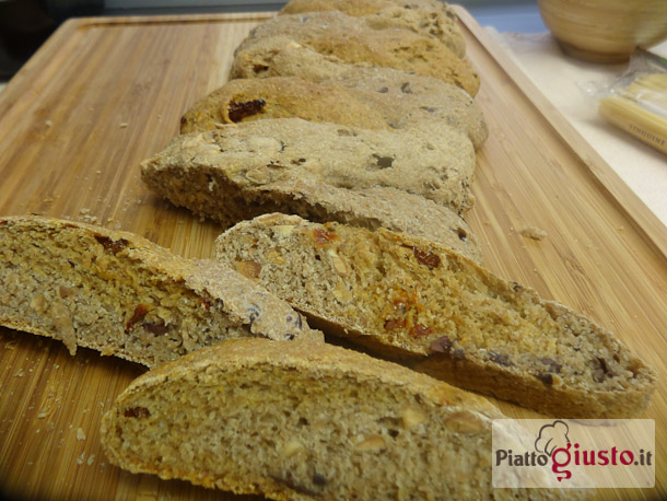 Treccia di grani antichi mandorle,olive e pomodori secchi