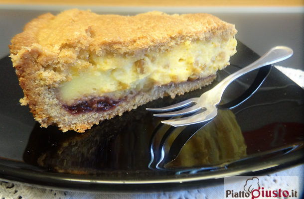 Torta con crema pasticcera, grano cotto Senatore Cappelli e amarena