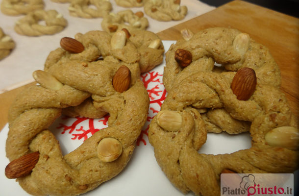 Taralli integrali con pepe e mandorle